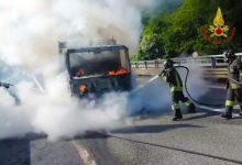 Monteforte| Autocarro in fiamme, chiusa corsia dell’A16 durante l’intervento dei pompieri