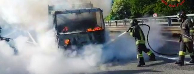 Monteforte| Autocarro in fiamme, chiusa corsia dell’A16 durante l’intervento dei pompieri