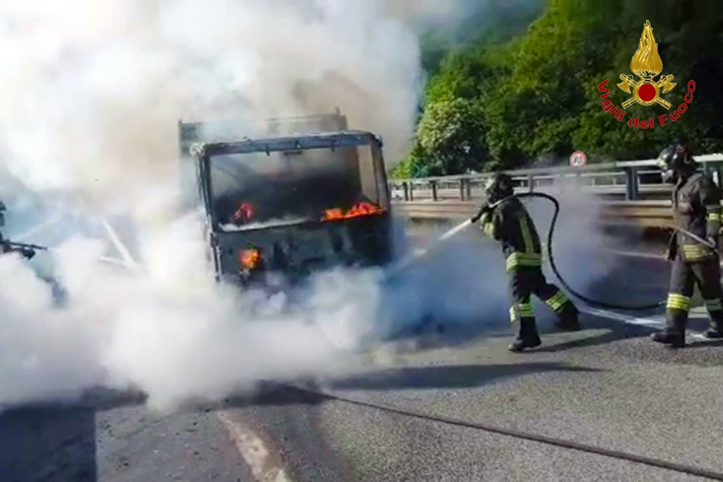 Monteforte| Autocarro in fiamme, chiusa corsia dell’A16 durante l’intervento dei pompieri