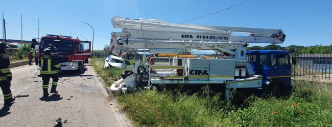 Benevento| Incidente sulla via “Vitulanese”: frontale tra una Mercedes e un camion