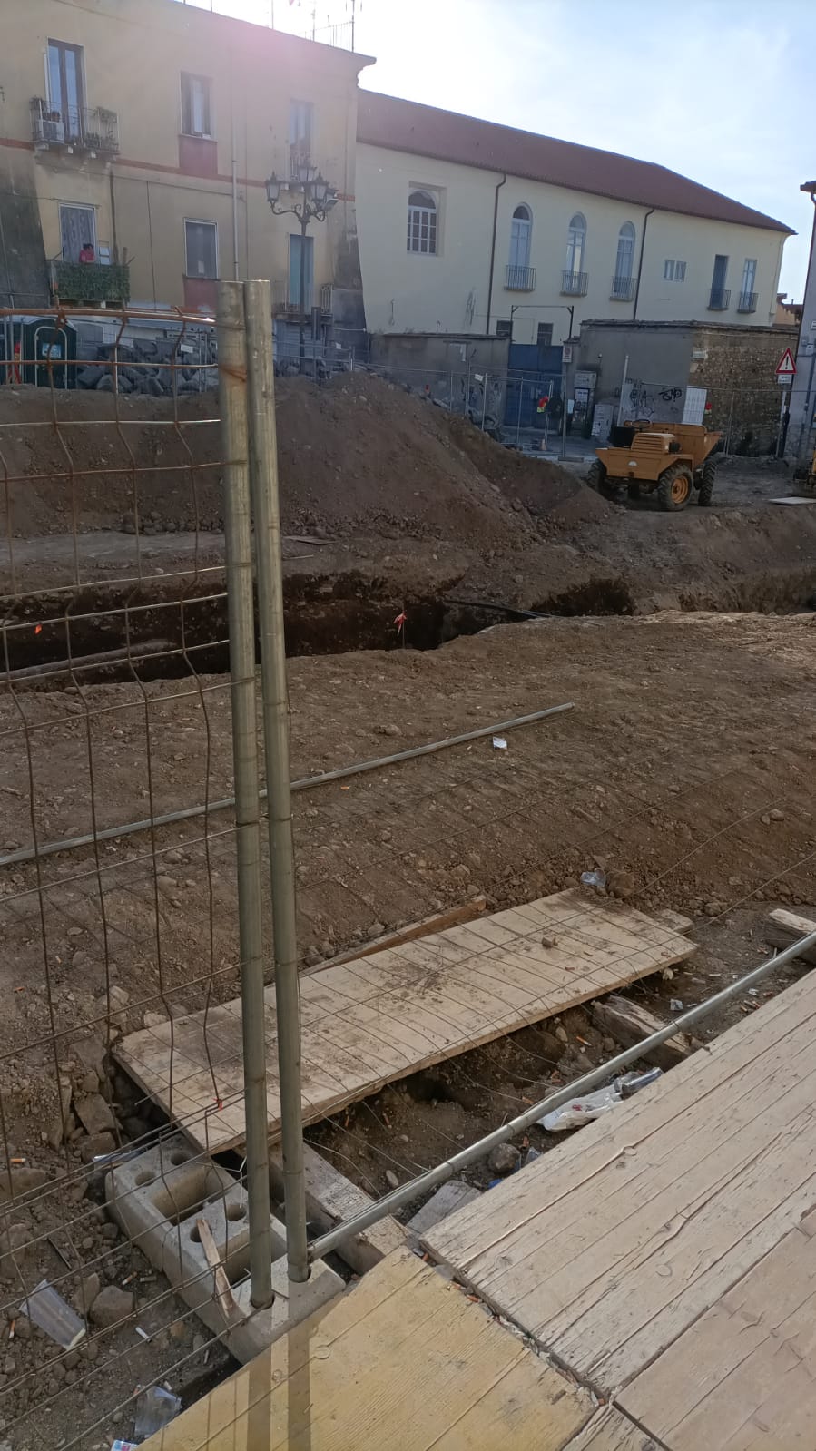 Benevento| Piazza Piano di Corte, la segnalazione di un commerciante : “Lavori bloccati, disagi per commercianti e cittadini”