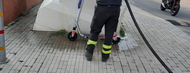 Monopattino buttato giù dal ponte Pagliuca. Recuperato dai Vigili del Fuoco