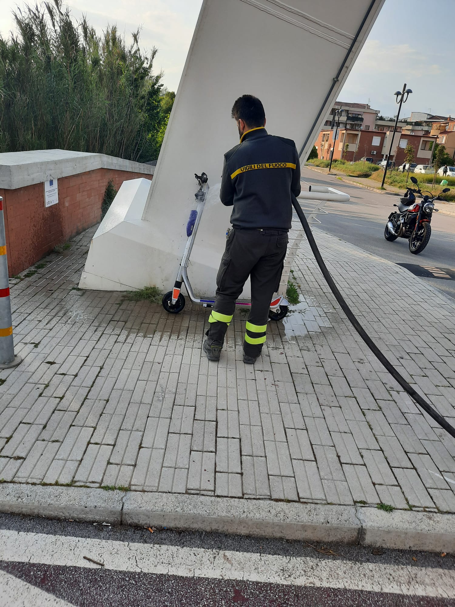 Monopattino buttato giù dal ponte Pagliuca. Recuperato dai Vigili del Fuoco