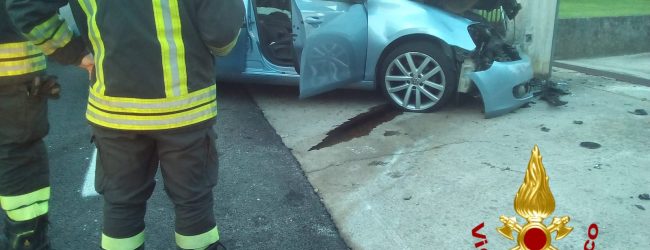 Cesinali, auto contro muro di recinzione di una villetta: ferito un ventiquattrenne