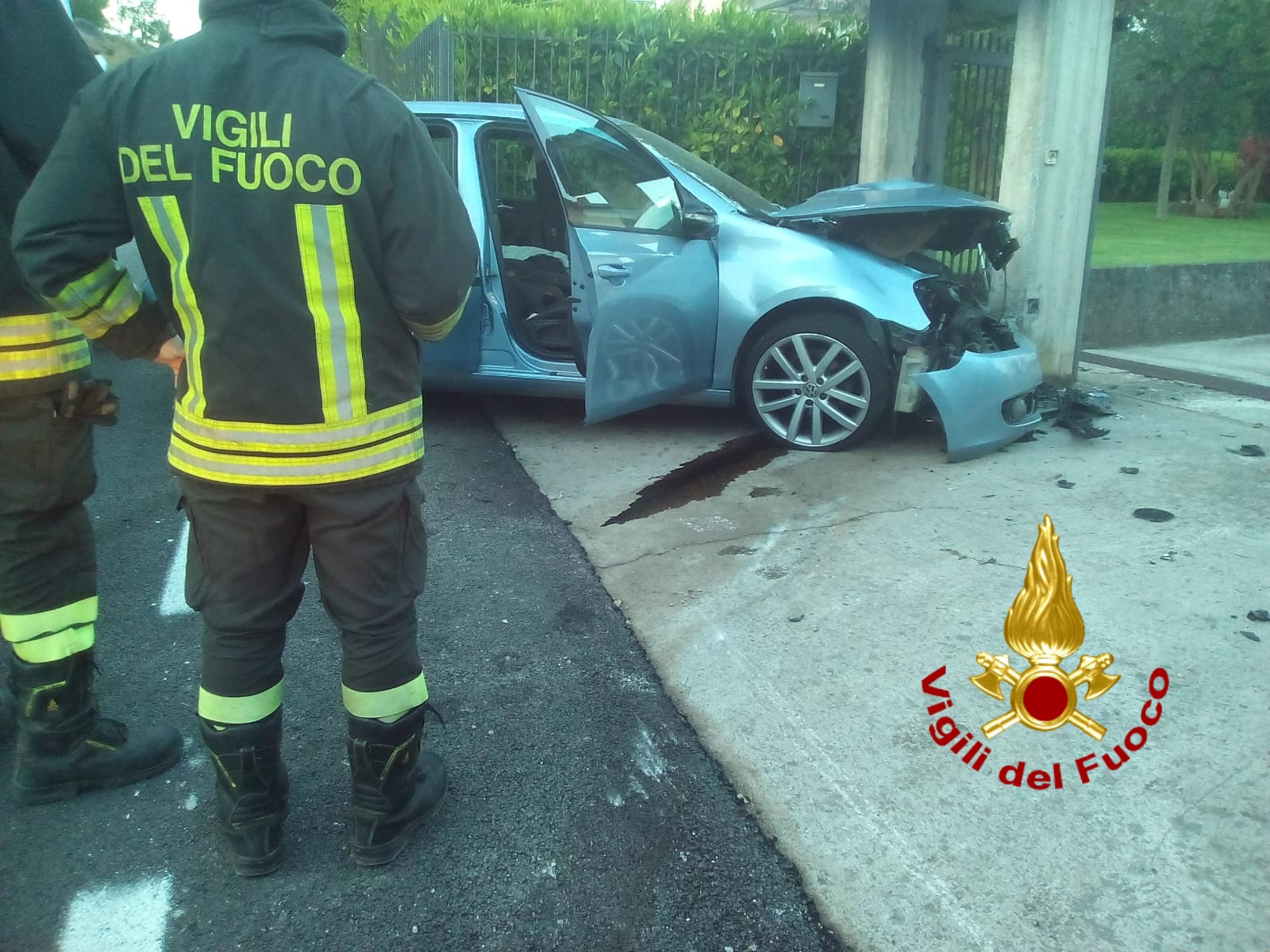 Cesinali, auto contro muro di recinzione di una villetta: ferito un ventiquattrenne