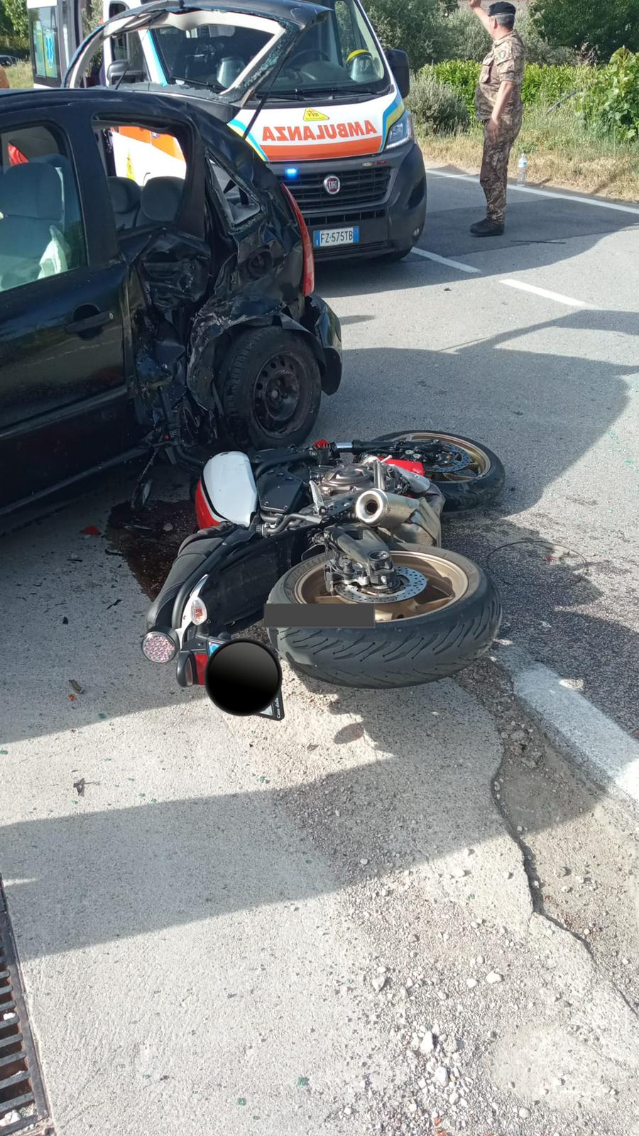 Benevento, incidente tra moto e auto: 6 persone coinvolte