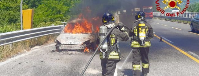 Auto in fiamme sull’A16, sotto shock conducente e passeggero. Sul raccordo, invece, auto nella scarpata: 5 feriti