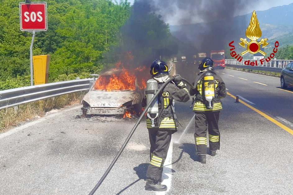 Auto in fiamme sull’A16, sotto shock conducente e passeggero. Sul raccordo, invece, auto nella scarpata: 5 feriti