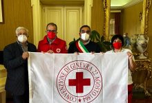 Volontari Croce Rossa donano bandiera ufficiale al Comune di Benevento