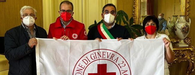 Volontari Croce Rossa donano bandiera ufficiale al Comune di Benevento
