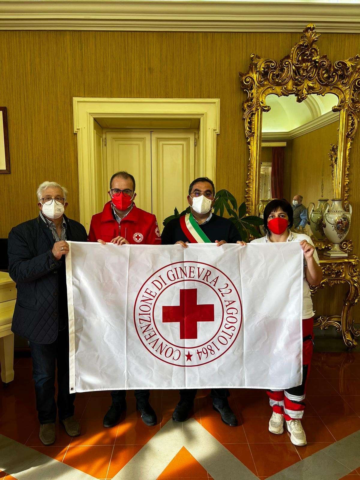 Volontari Croce Rossa donano bandiera ufficiale al Comune di Benevento
