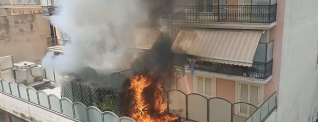 Avellino| Fiamme su un terrazzo di un noto negozio del centro, l’intervento dei pompieri salva 2 anziani e la loro badante
