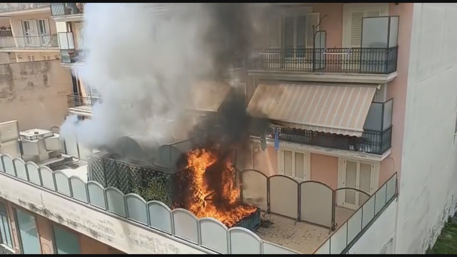 Avellino| Fiamme su un terrazzo di un noto negozio del centro, l’intervento dei pompieri salva 2 anziani e la loro badante