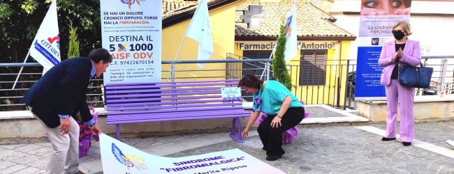 Paupisi|Fibromialgia, inaugurata la panchina viola in piazza don Tommaso Boscaino
