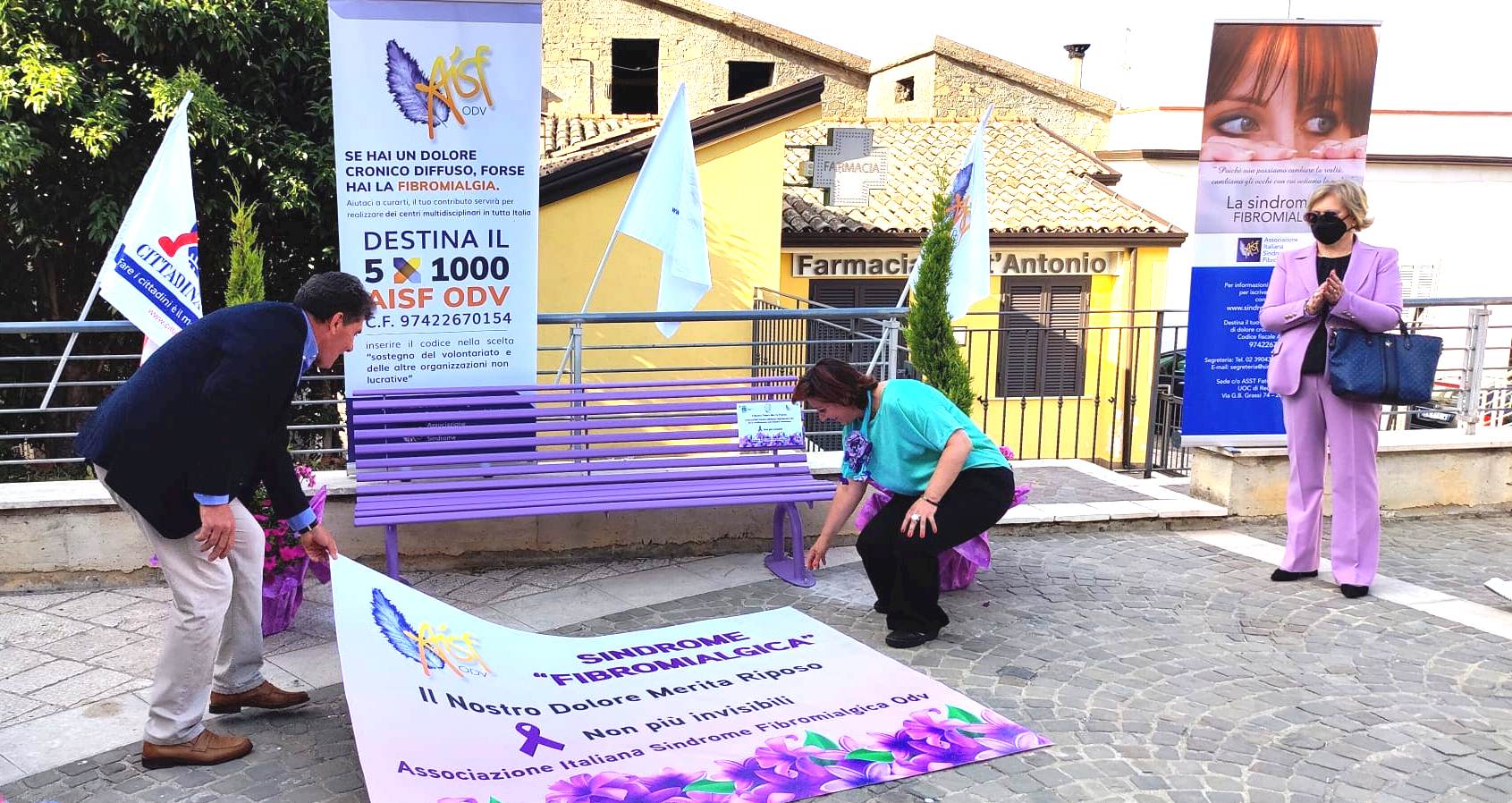 Paupisi|Fibromialgia, inaugurata la panchina viola in piazza don Tommaso Boscaino
