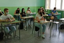 Selfie, sorrisi ed emozione: al via la Maturità 2022