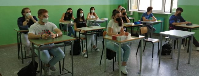 Selfie, sorrisi ed emozione: al via la Maturità 2022