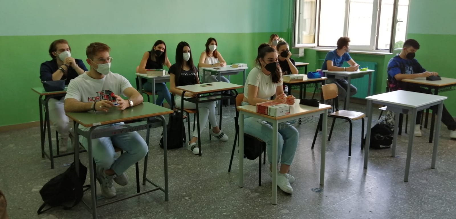 Selfie, sorrisi ed emozione: al via la Maturità 2022