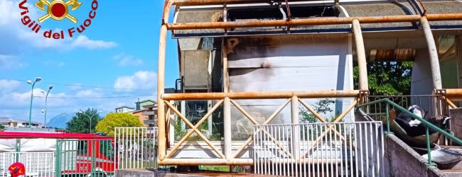 Mercogliano| Incendio nella villa comunale di Torelli, in fiamme la struttura in plexiglass