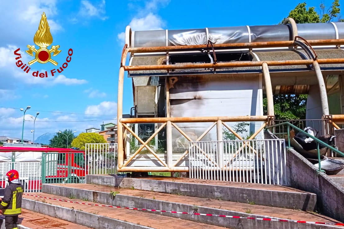 Mercogliano| Incendio nella villa comunale di Torelli, in fiamme la struttura in plexiglass