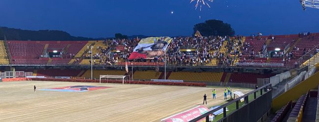 Benevento, sui gradoni della Sud il flash mob per Vigorito