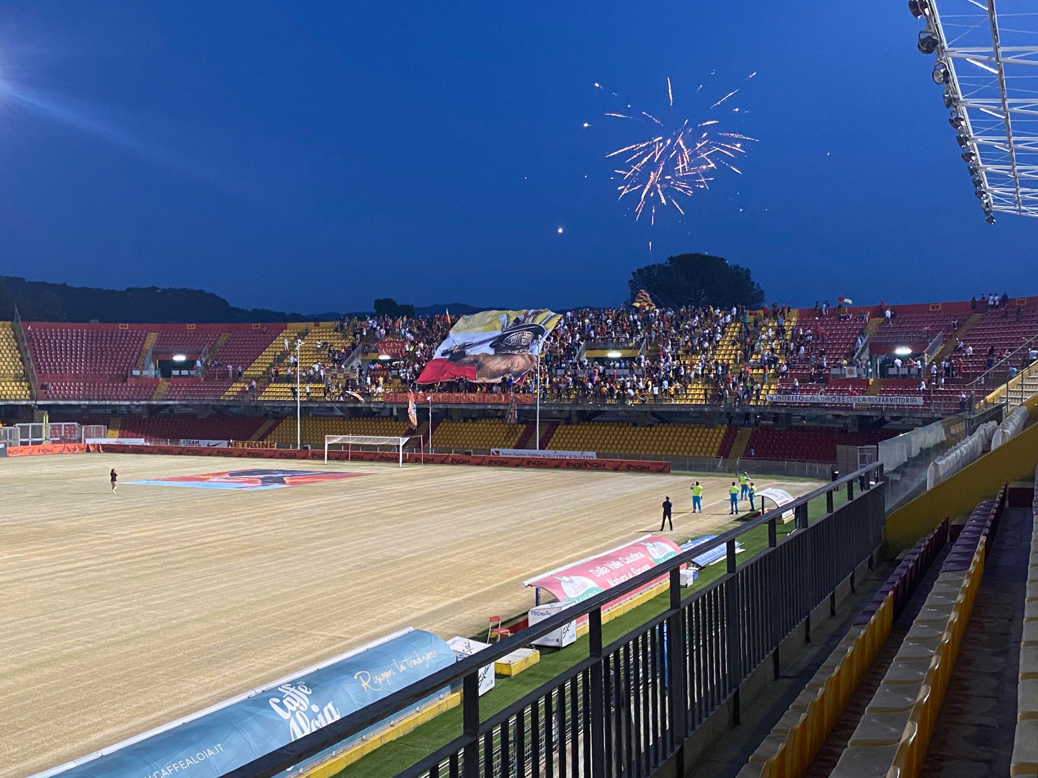 Benevento, sui gradoni della Sud il flash mob per Vigorito