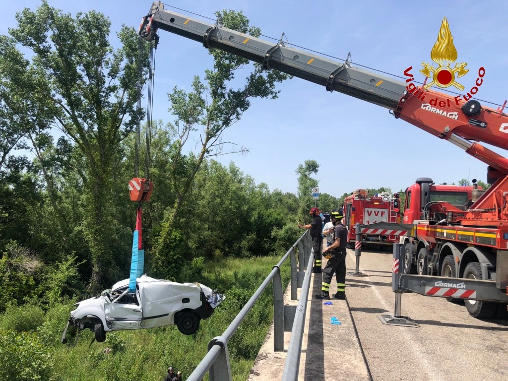 Sant’Angelo dei Lombardi| Furgone precipita dal ponte della strada provinciale 279, conducente in eliambulanza