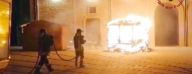 Montella| “Kaso Fest”, in fiamme nella notte due casette di legno allestite per l’evento: indagano i carabinieri
