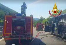 Monteforte Irpino| Bus turistico in fiamme sull’A16, corsia chiusa e disagi alla circolazione