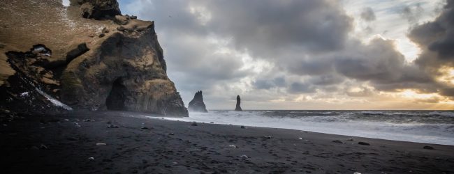 Un magico tour in Islanda, tra spiagge nere e faraglioni altissimi di basaldo