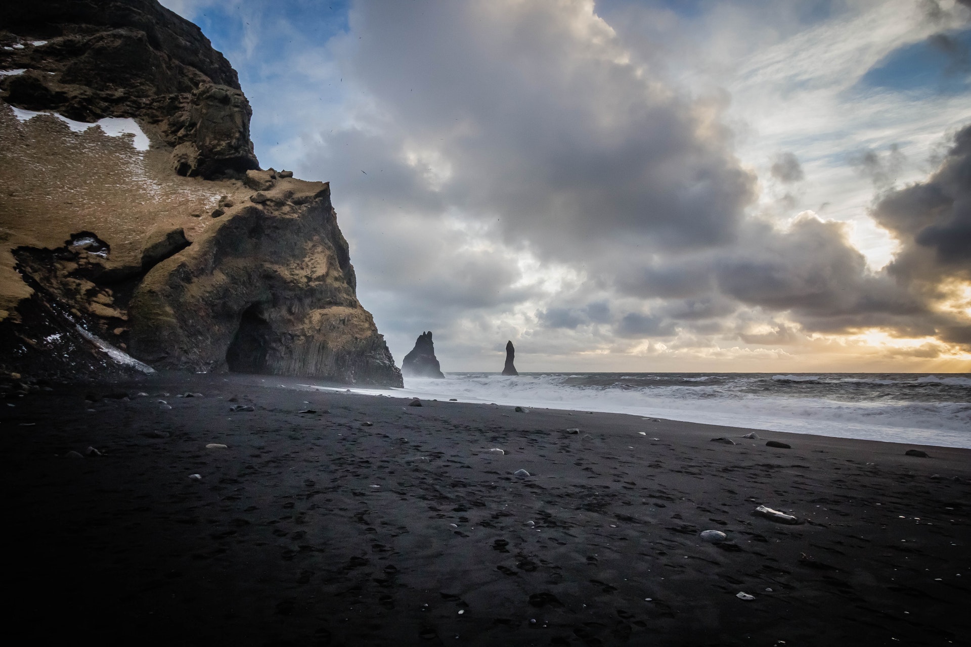 Un magico tour in Islanda, tra spiagge nere e faraglioni altissimi di basaldo