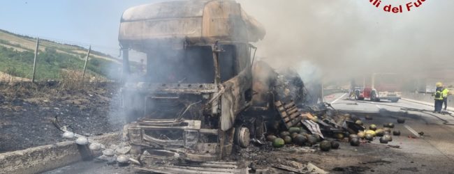 Vallata| In fiamme un tir carico di angurie in transito sull’A16, per l’autista solo un grosso spavento