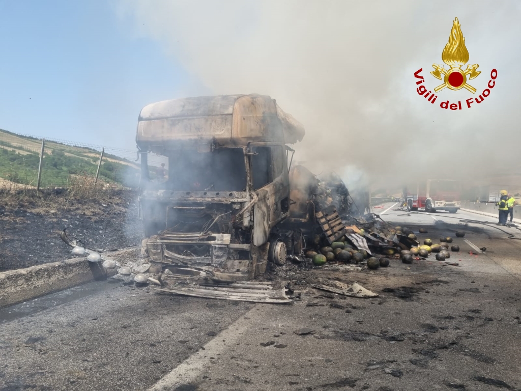 Vallata| In fiamme un tir carico di angurie in transito sull’A16, per l’autista solo un grosso spavento