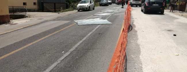 Camion perde lastre di vetro lungo l’Appia: ferito un 40enne