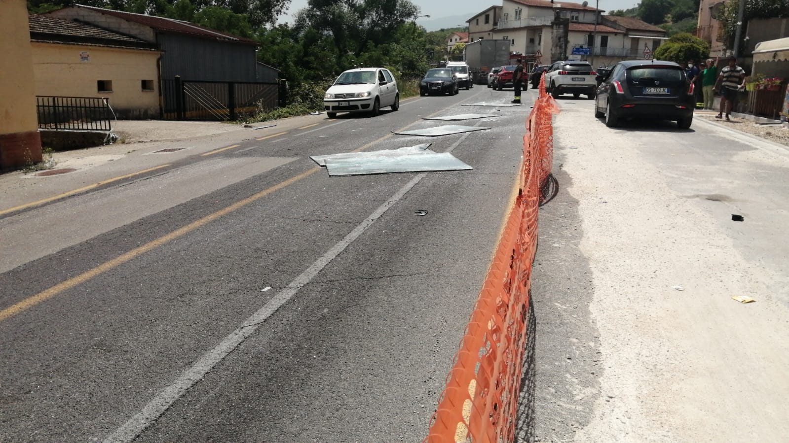 Camion perde lastre di vetro lungo l’Appia: ferito un 40enne