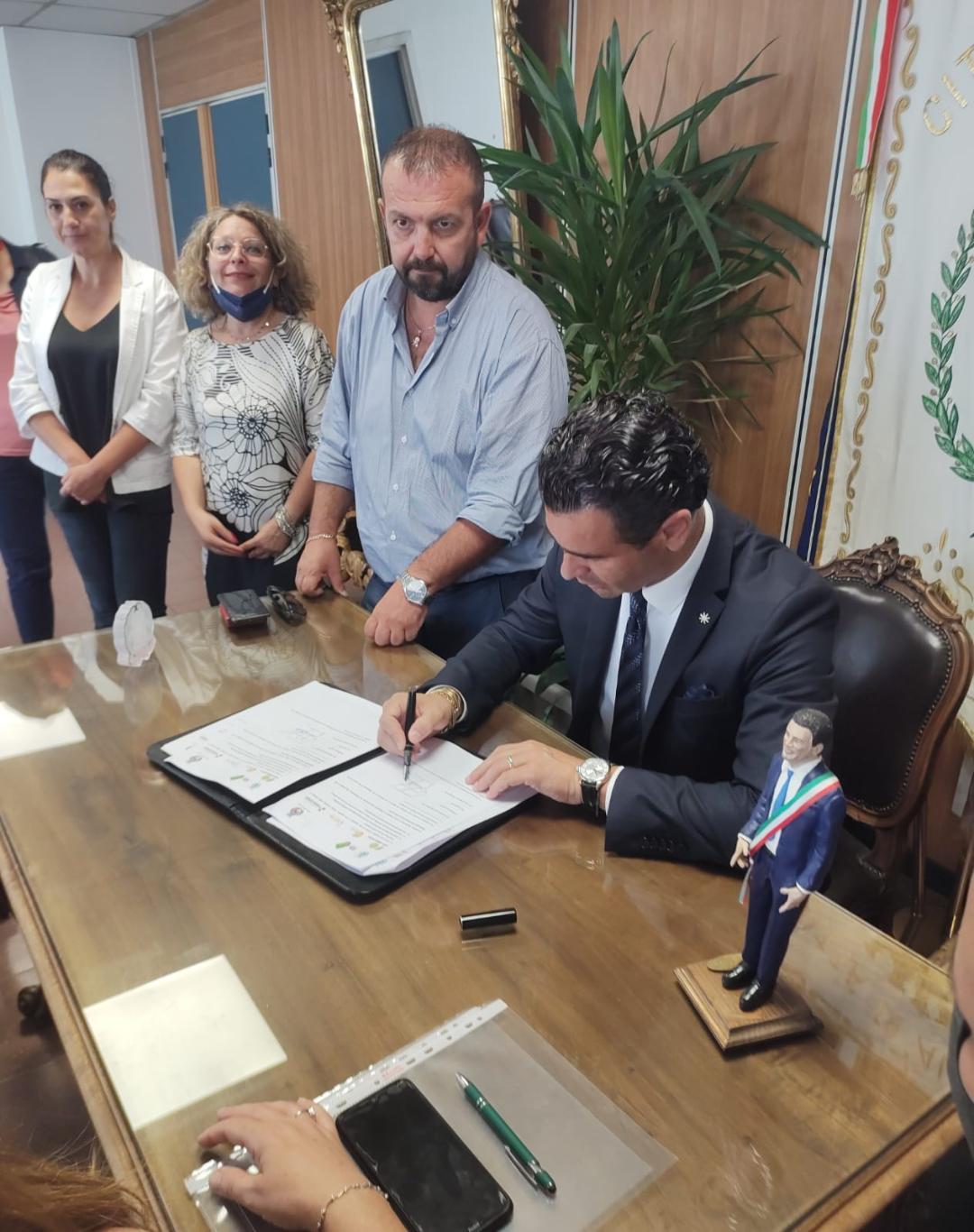 Avellino| Regolamento di accoglienza Sai, il sindaco Festa firma il vademecum per ospitare una famiglia afghana
