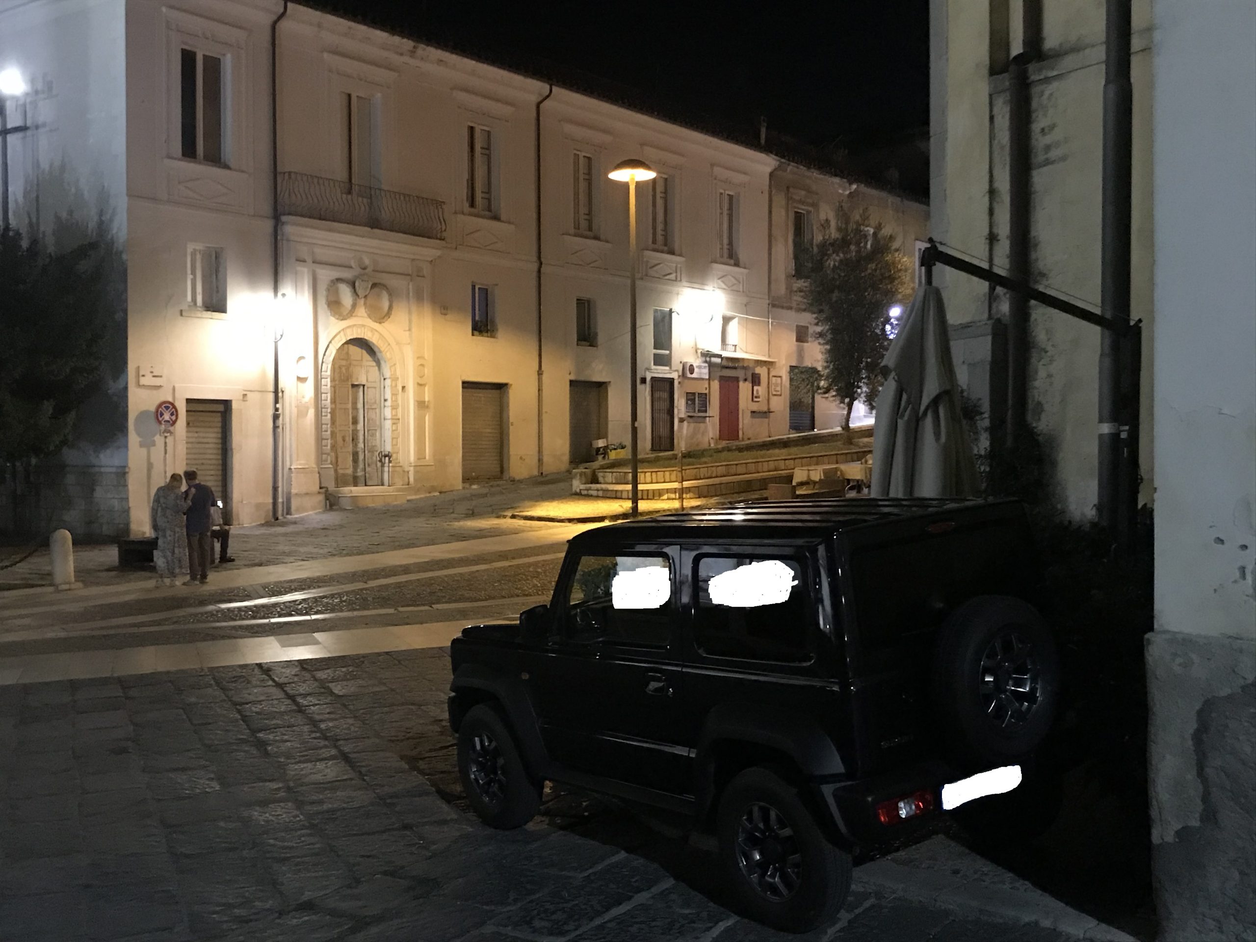 La denuncia di “Amici della Terra”: Arco di Traiano assediato dagli incivili