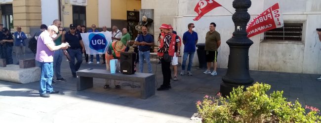 Benevento|Cmr, sit-in dinanzi la Prefettura: ‘nessun licenziamento altrimenti sara’ battaglia’