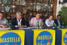 Mastella presenta simbolo “Noi di Centro”: torna il campanile