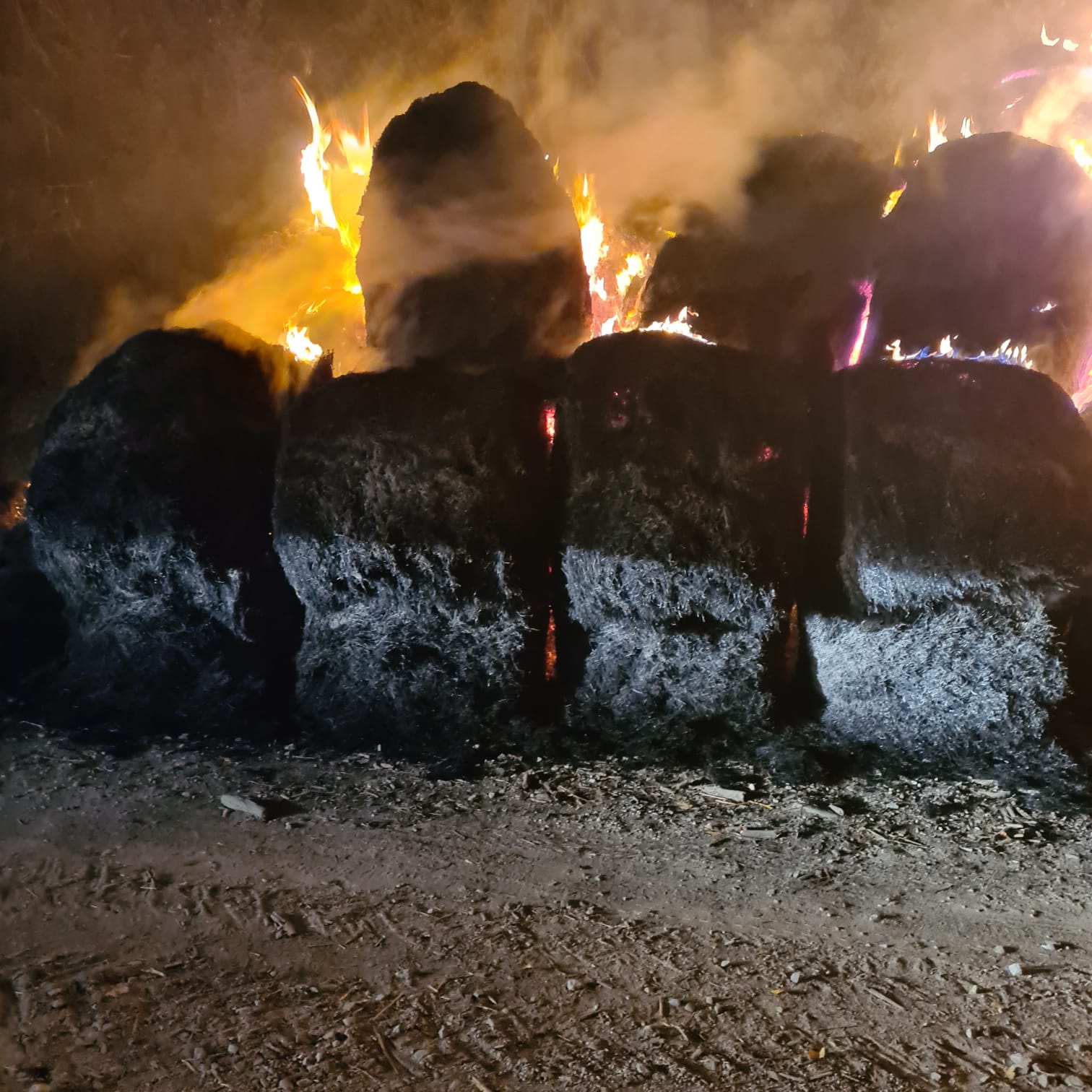 Rotoballe in fiamme nel Sannio, lungo intervento dei Vigili del Fuoco