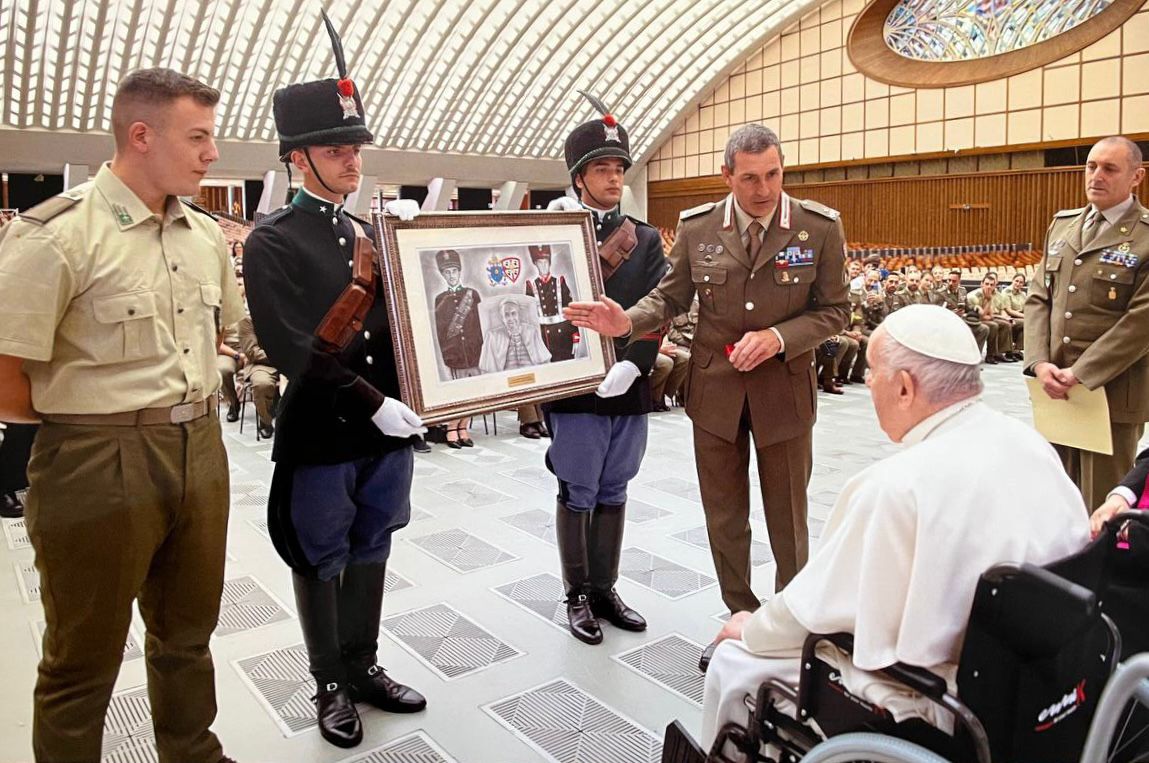 Un militare limatolese omaggia il Papa di un ritratto: il plauso dell’Amministrazione comunale