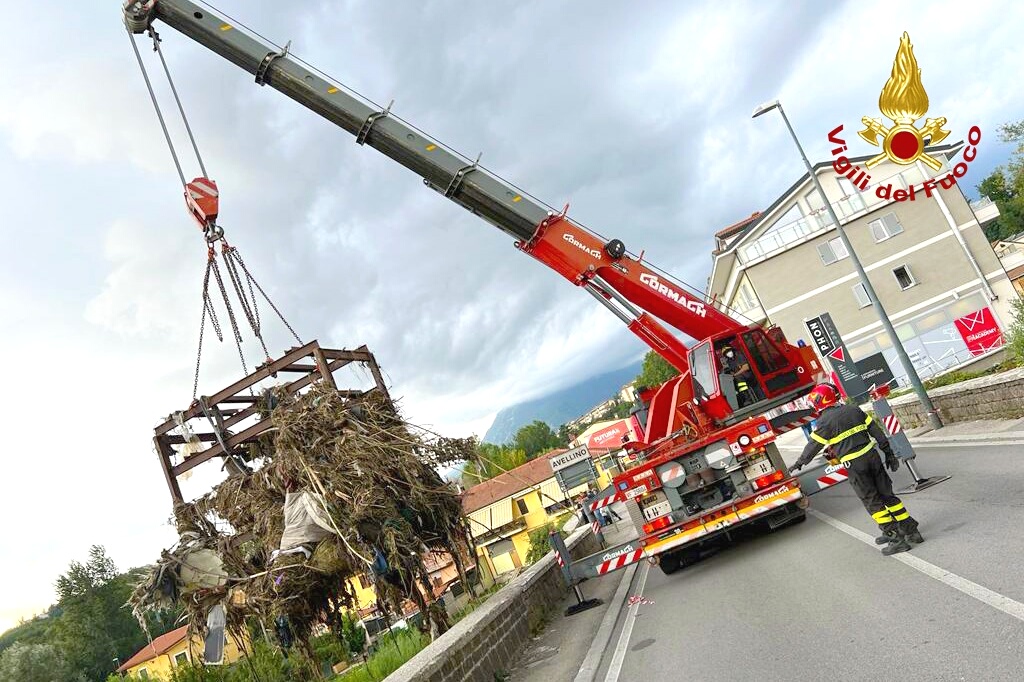 Avellino| Struttura in ferro nel Fenestrelle, rimossa dai caschi rossi per evitare ostruzioni