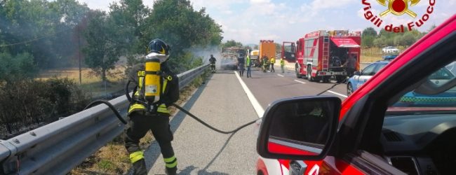 Mirabella Eclano/Tir in fiamme, a lavoro due squadre dei Vigili del fuoco