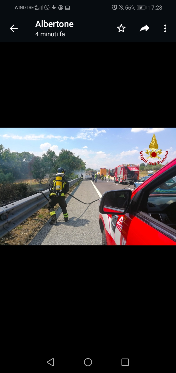 Mirabella Eclano/Tir in fiamme, a lavoro due squadre dei Vigili del fuoco