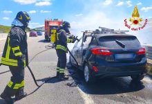 Due auto in fiamme lungo la A16, ferita un’anziana e salvo un disabile