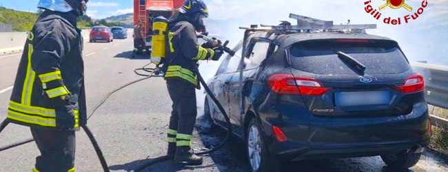 Due auto in fiamme lungo la A16, ferita un’anziana e salvo un disabile