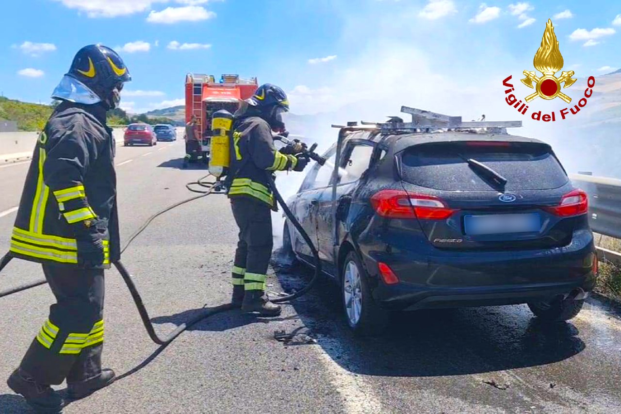 Due auto in fiamme lungo la A16, ferita un’anziana e salvo un disabile