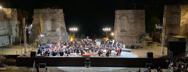 “Oltre il cinema” Piovani e l’OFB incantano il Teatro Romano