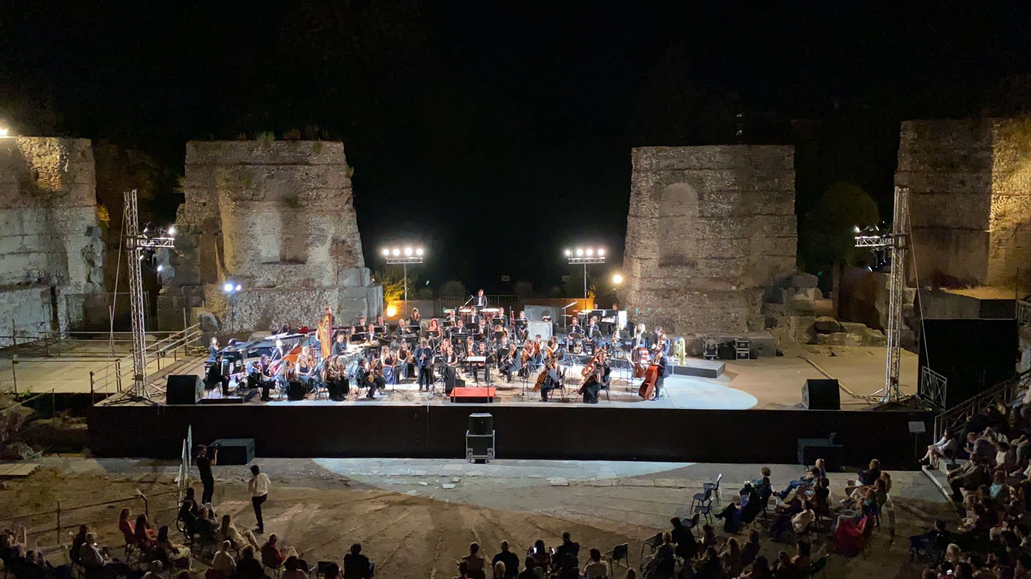 “Oltre il cinema” Piovani e l’OFB incantano il Teatro Romano