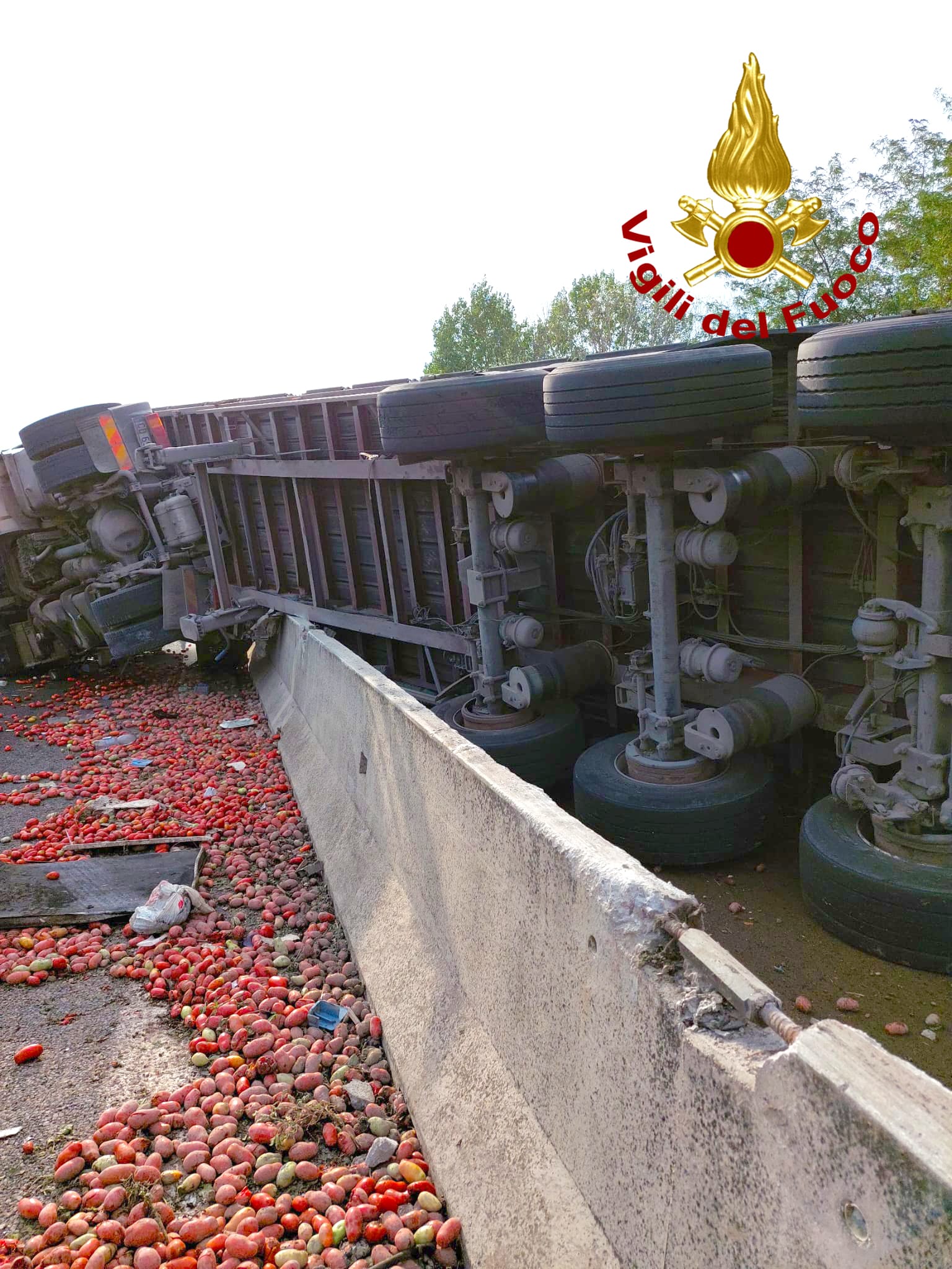 Tufino: camion si ribalta lungo l’autostrada A16, muore il conducente